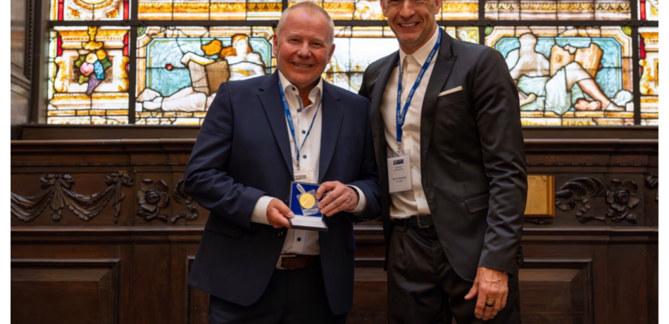 Tim Gray receiving the Paper Gold Medal